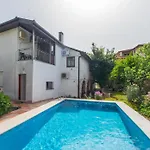 Gorgeous Hideout * موستار